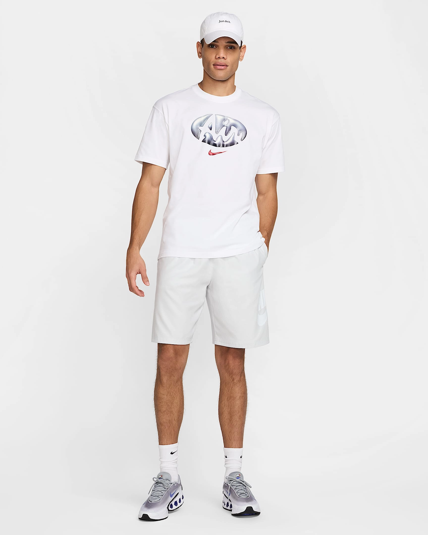 Nike Max90 T-Shirt – Klassisk komfort, ikonisk stil, ren kvalitet.